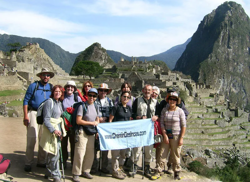 Groupe de voyageurs devant le Machu Picchu et le Huayna Picchu