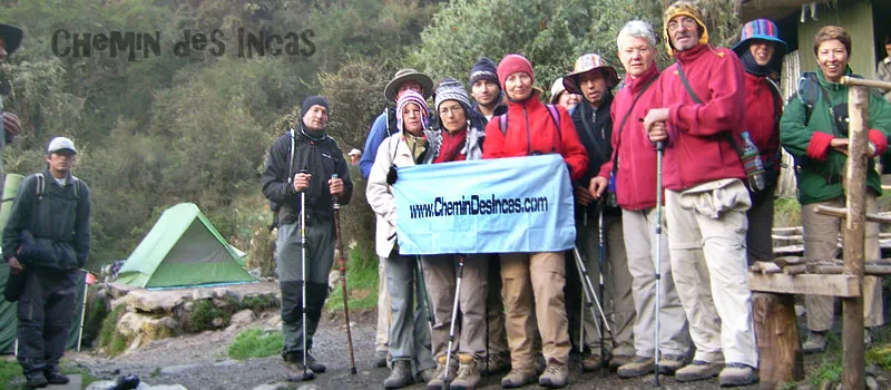 Groupe de randonneurs au campement du Chemin de l'Inca, devant les tentes vertes