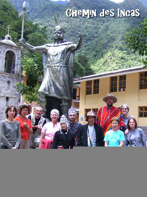 Statue de Pachacutec sur la place d'Aguas Calientes, avec un groupe de voyageurs